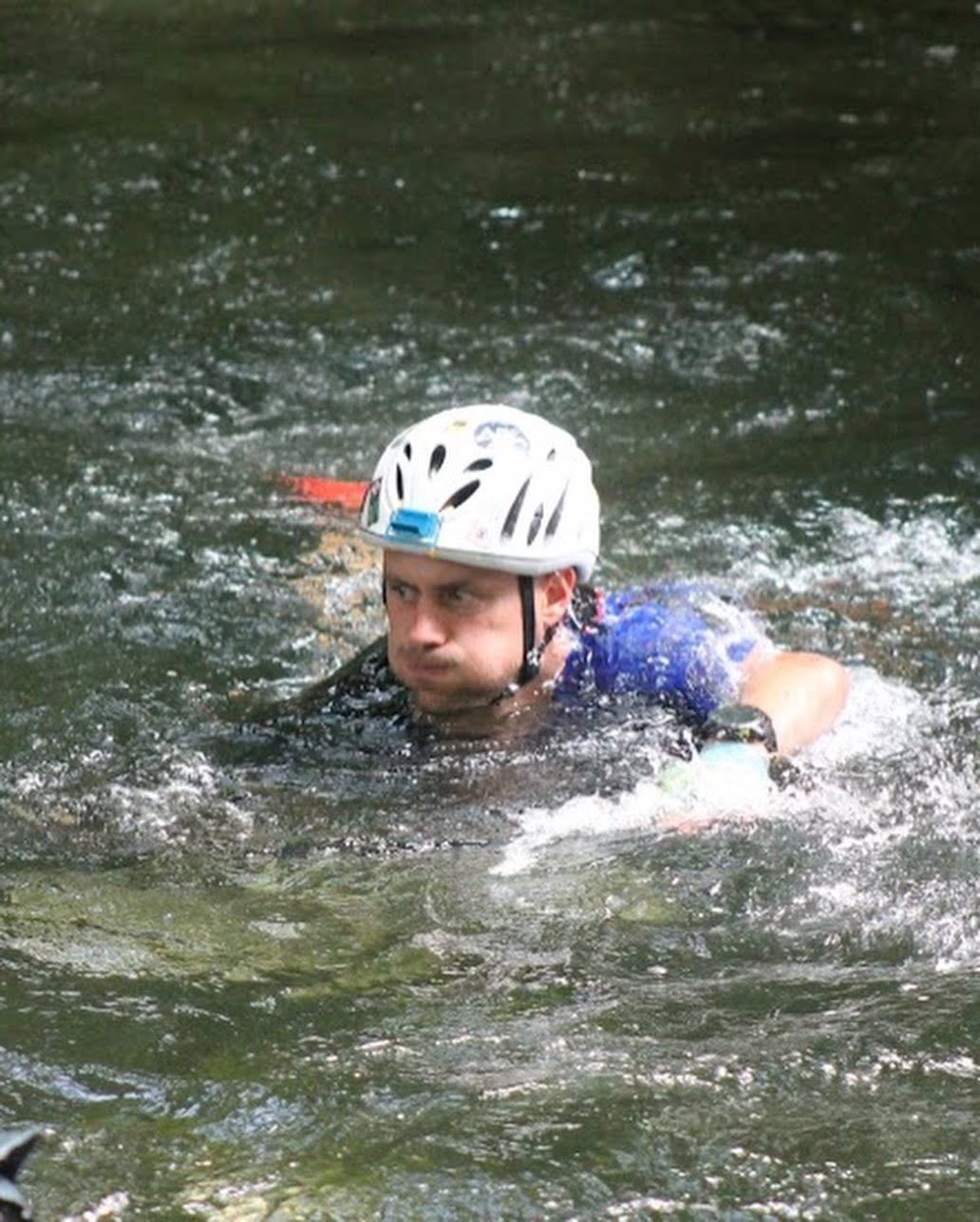 Coach Ultraventures en pleine progression aquatique lors d’un raid canyon